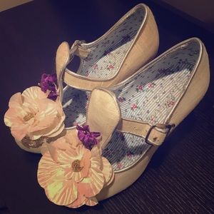 Heels by Irregular Choice. Cream linen color.